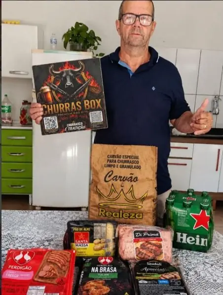 José Valdir com o kit, em Santa Rita do Sapucaí